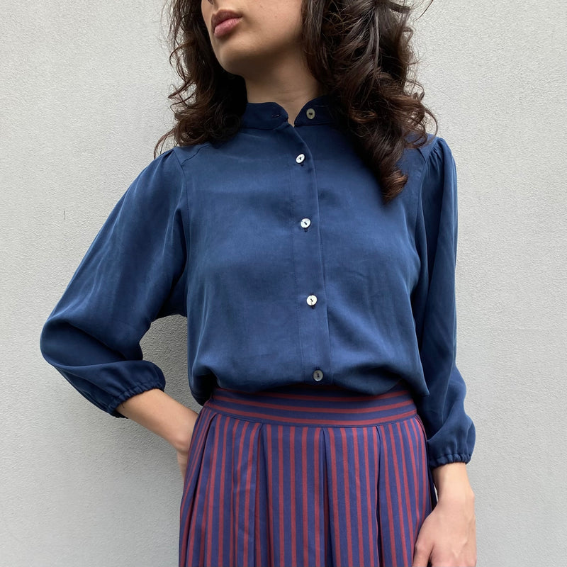 Short blouse with puff sleeves