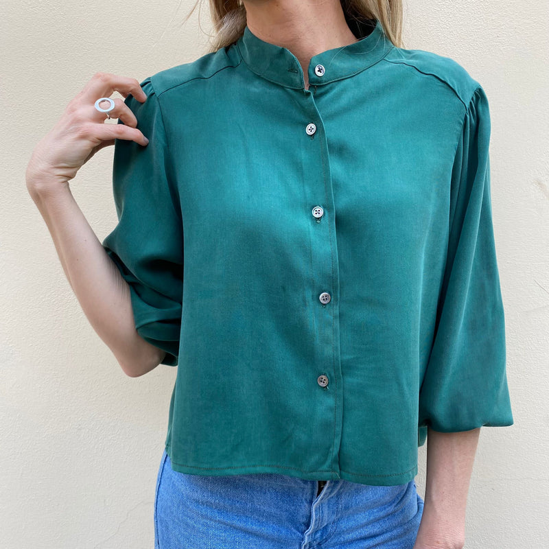 Short blouse with puff sleeves